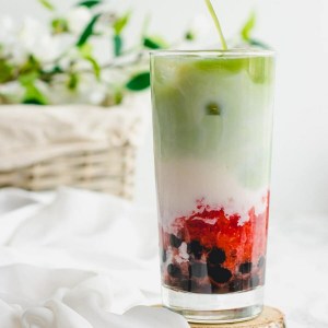 matcha bubble tea with strawberry puree and tapioca pearls