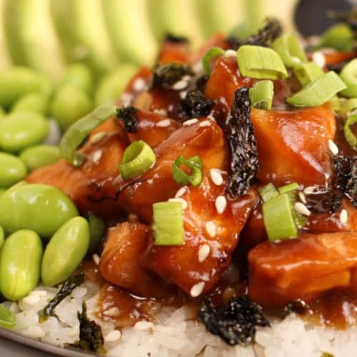 saumon teriyaki donburi in a bowl with avocado and edamame.