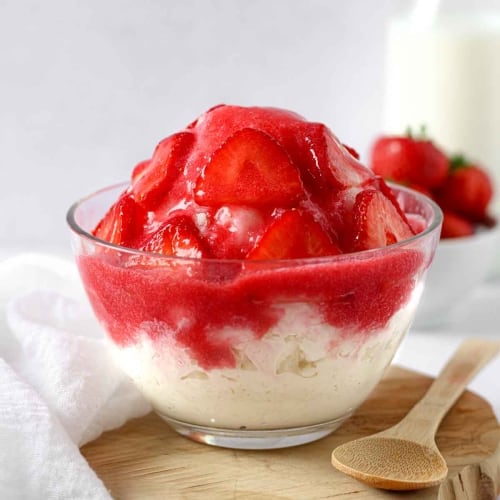 Strawberry Bingsu with Cheesecake That Cute Dish!