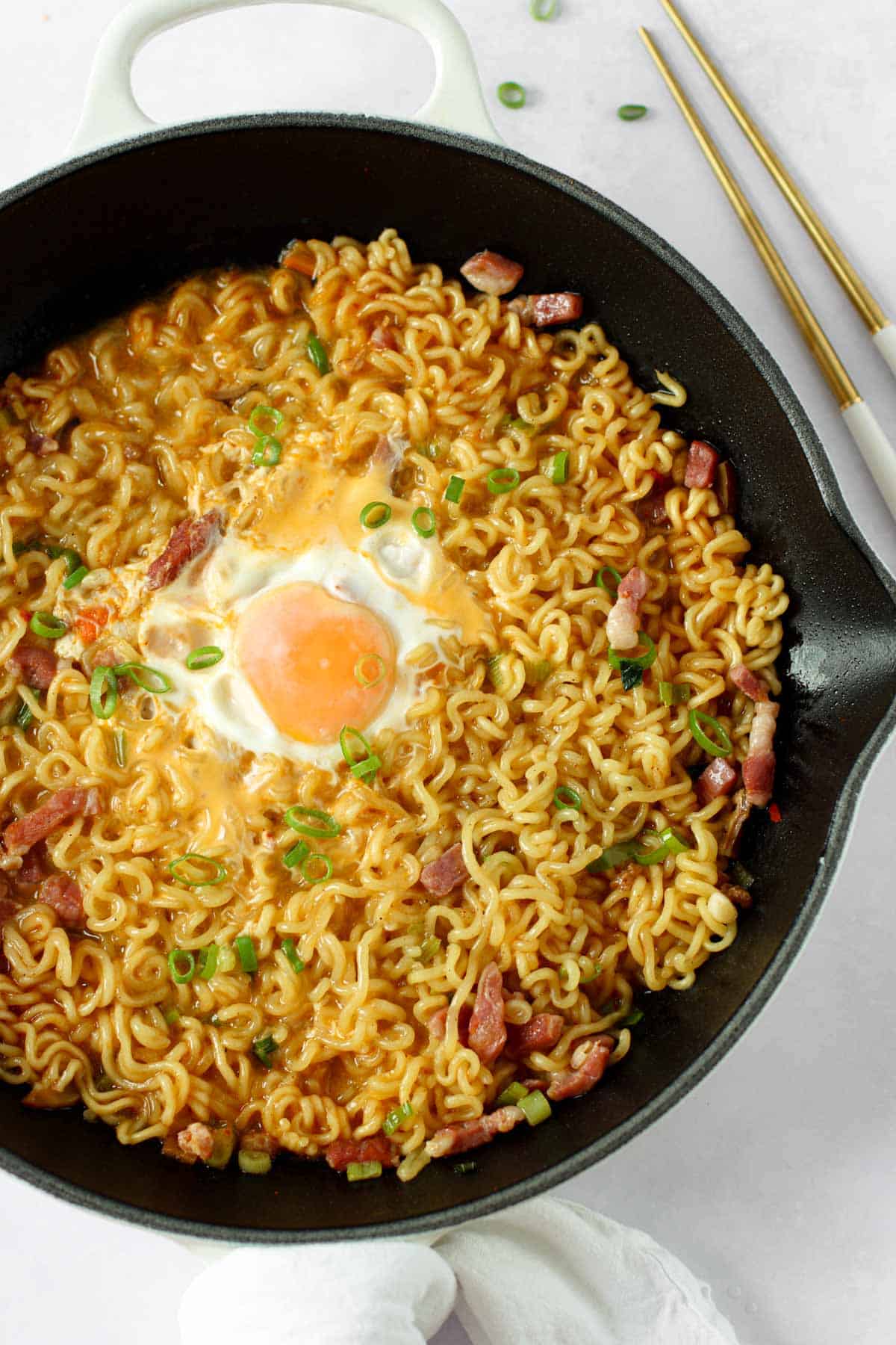 a pan with cooked shin ramen and an egg on top