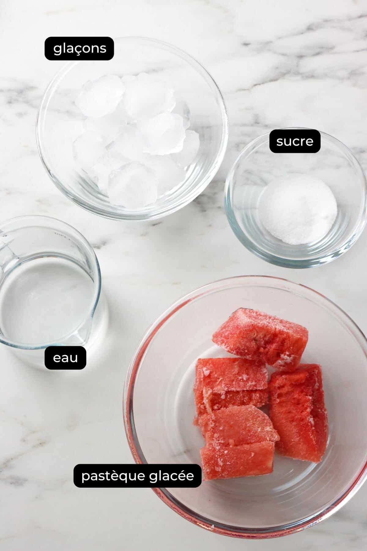 ingrédients pour faire du jus de pastèque glacée.