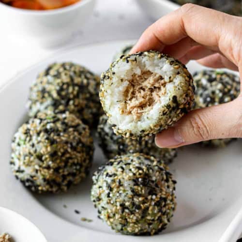 photo of a jumeokbap showing the tuna filling.