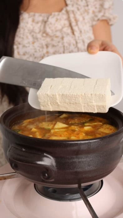 adding tofu to the doenjang jjigae
