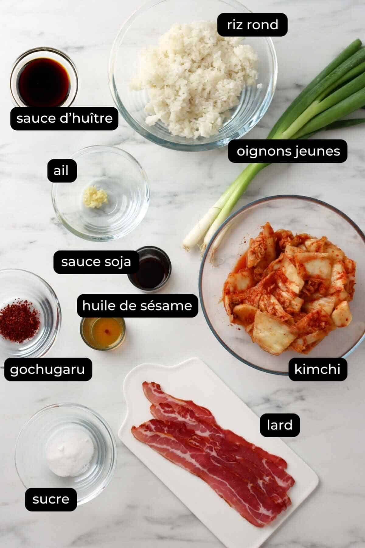 ingrédients pour faire du riz sauté au kimchi.