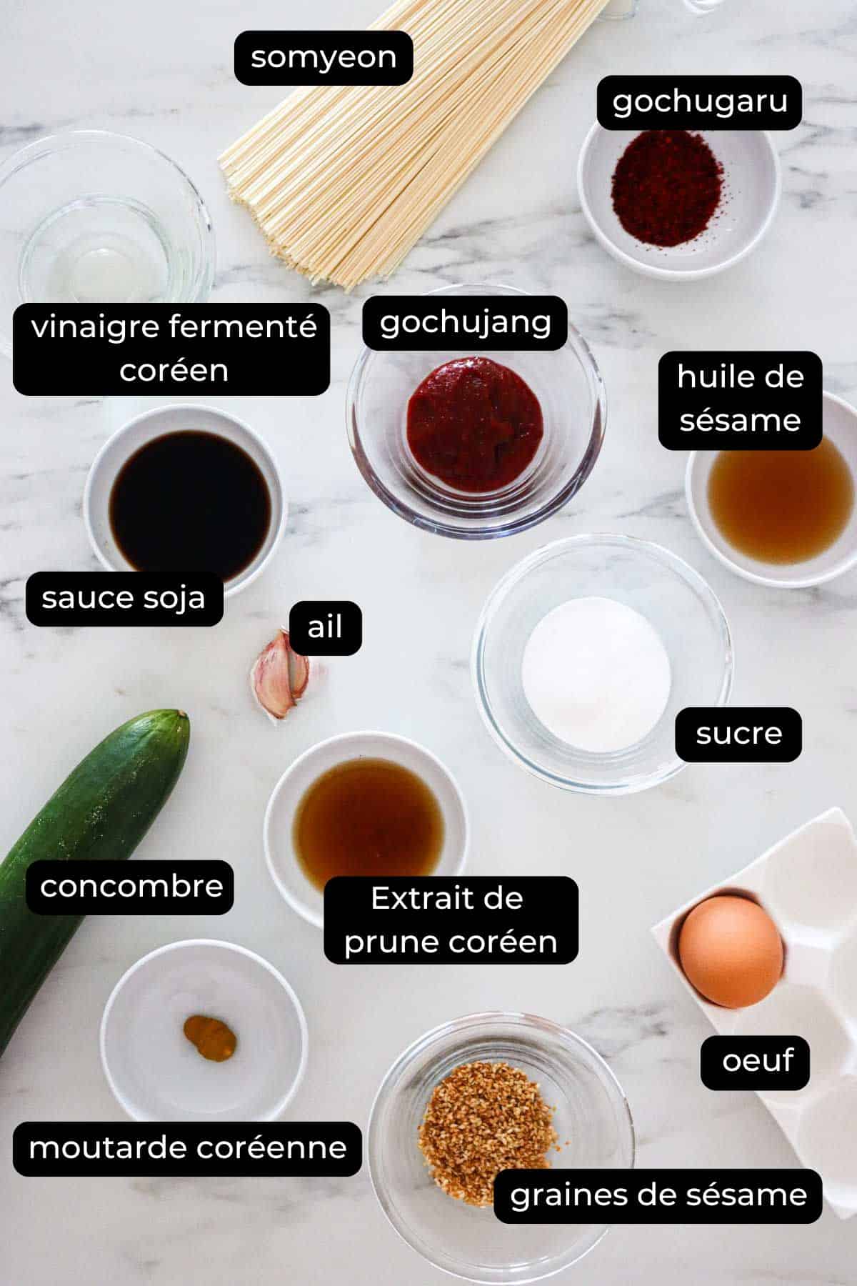 ingrédients pour faire un bibim guksu authentique.